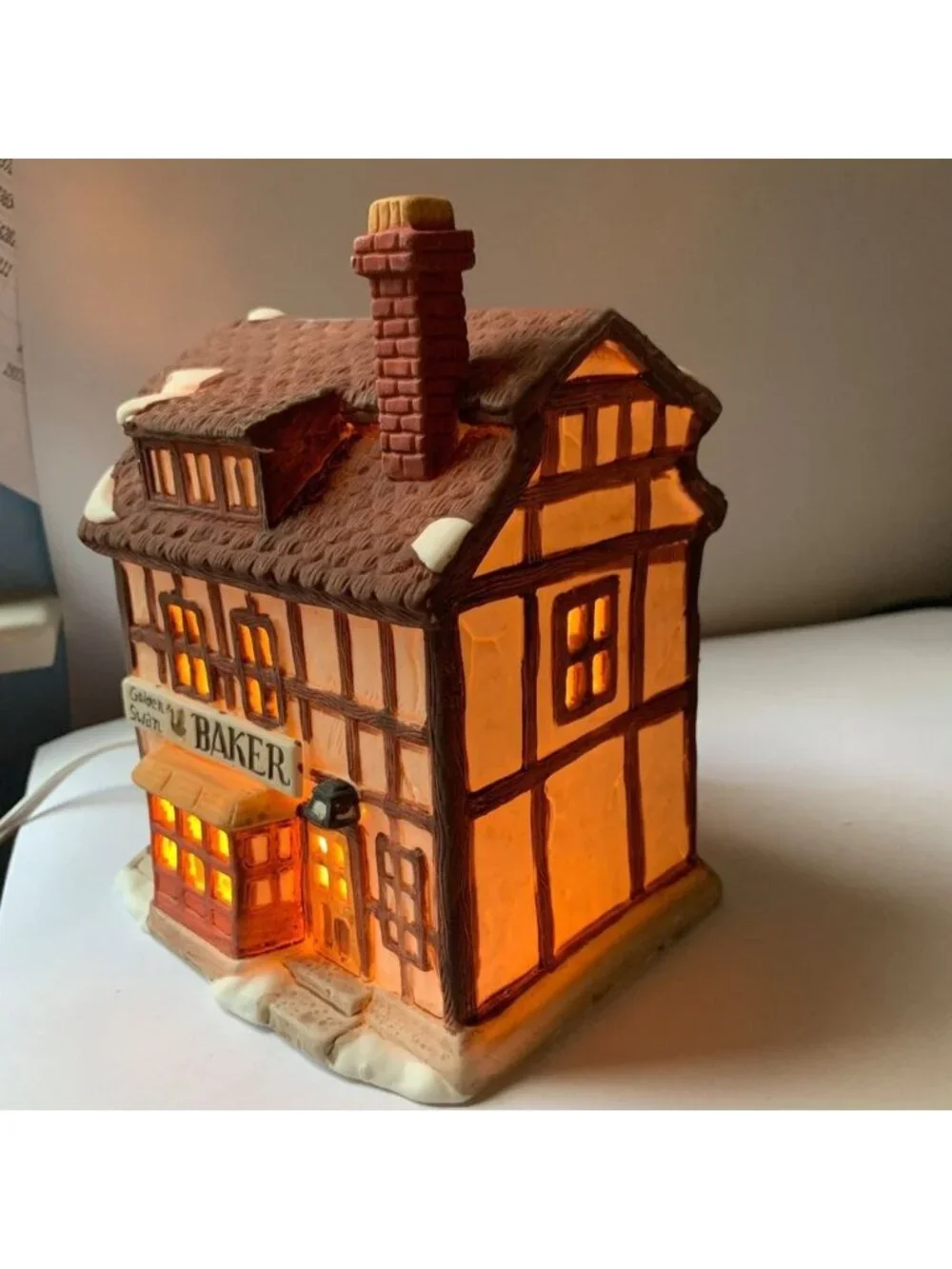 Dept 56 Golden Swan Baker Dickens Village Lighted Building - 1984 (no box)